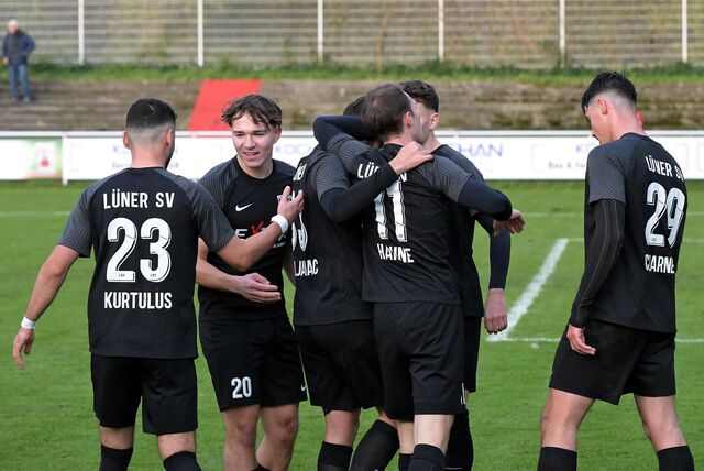 Spieler des Lüner SV jubeln.