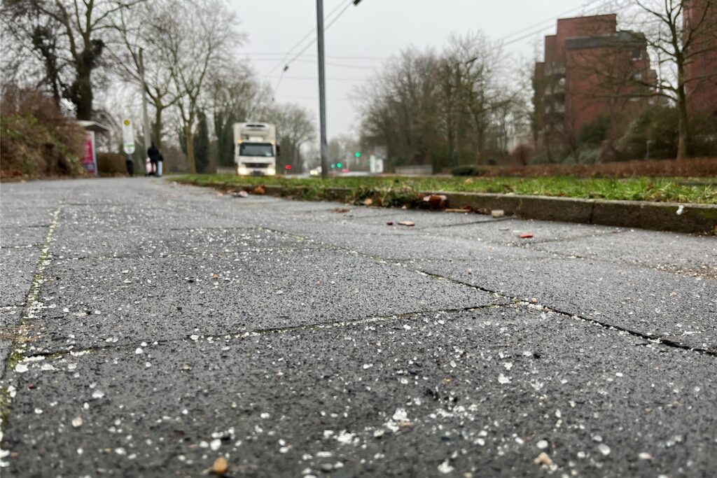 Am Vormittag gegen 10.20 Uhr am Altstadtring: Der EUV war schon hier und hat gestreut. Der Gehweg ist eisfrei. Am Vormittag gegen 10.20 Uhr am Altstadtring: Der EUV war schon hier und hat gestreut. Der Gehweg ist eisfrei.