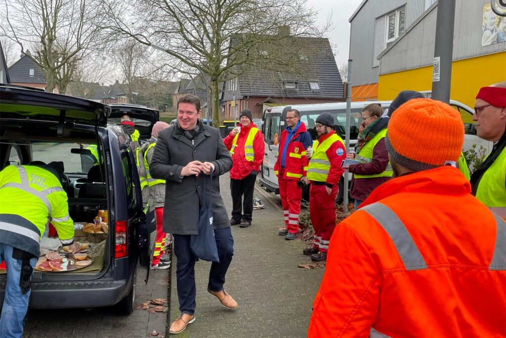8. Januar 2021: Bürgermeister Rajko Kravanja besucht Ehrenamtliche der DLRG bei der Tannenbaum-Sammelaktion. Er bringt Jahr für Jahr ein kleines Dankeschön für die Helfer mit. 8. Januar 2021: Bürgermeister Rajko Kravanja besucht Ehrenamtliche der DLRG bei der Tannenbaum-Sammelaktion. Er bringt Jahr für Jahr ein kleines Dankeschön für die Helfer mit.