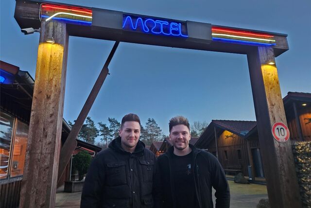 Marcel Madeja und Martin Madeja stehen vor ihrem Motel in Marl.