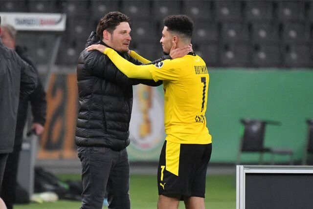 Edin Terzic umarmt Jadon Sancho.