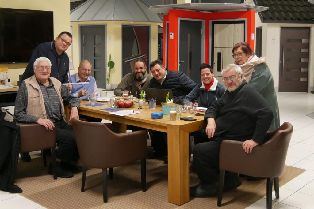 Die Besetzung der Narrensitzung sitzt beim Brainstorming zusammen. v.l. Ulrich Engelmann, Steffen Klahn, Heinz-Bernd Einck, Thomas Walder, Mathias Richter, Sabine Meierhans, Andreas Becker und Martina Moskau-Ruhnau. Die Besetzung der Narrensitzung sitzt beim Brainstorming zusammen. v.l. Ulrich Engelmann, Steffen Klahn, Heinz-Bernd Einck, Thomas Walder, Mathias Richter, Sabine Meierhans, Andreas Becker und Martina Moskau-Ruhnau.