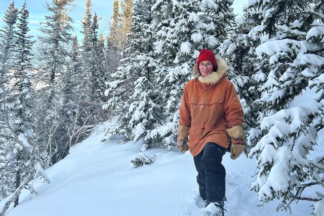 Recklinghäuser Autorin Miriam Körner steht in einem schneebedeckten Wald.