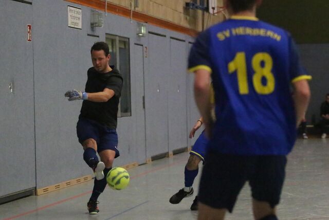 Stefan Sennekamp schießt den Ball
