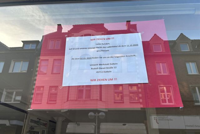 Ein Schild weist auf den Umzug eines Geschäfts hin.