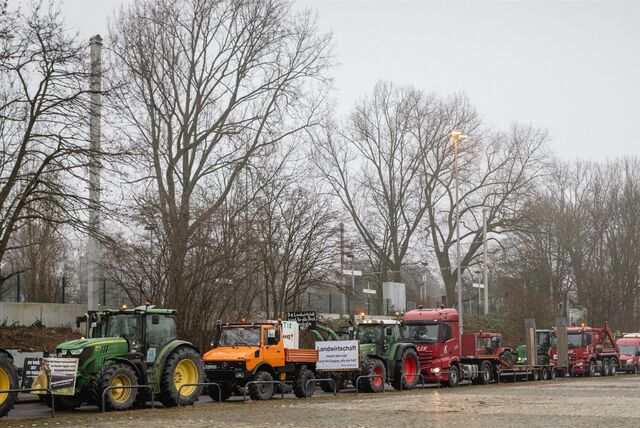 Traktoren versammeln sich auf einem Parkplatz an den Wetsfalenhallen.