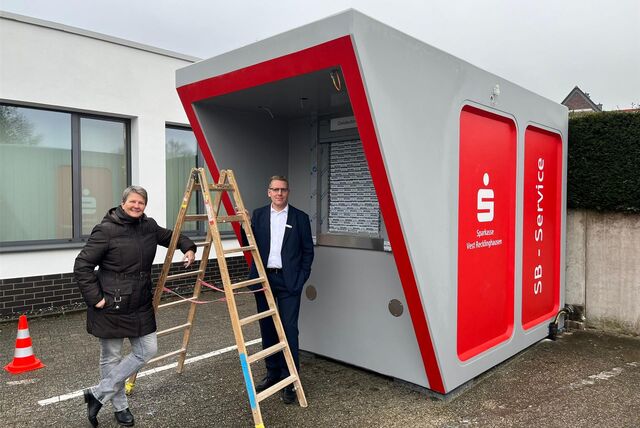 Sparkassen-Marktbereichsleiter Gerald Hövener und seine Stellvertreterin Anja Ouwersloot vor dem neuen Geldautomaten-Container.