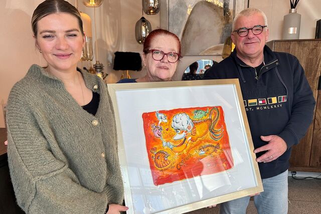 Heike Domnick (M.) hat das Zander-Bild ersteigert. Ludwig Borger freut sich über die Auktionssumme. Jil Bursiek (Lichtfactory) hatte das Bild für die Auktion gespendet.