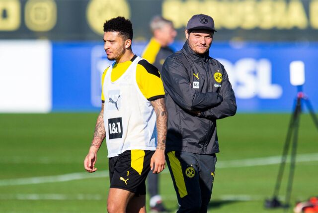 Edin Terzic beobachtet Jadon Sancho.