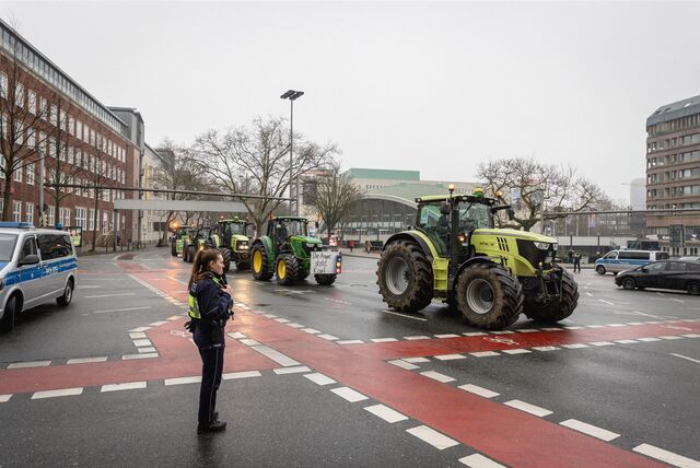 Ein Traktor-Korso fuhr am Freitagnachmittag (12.1.) zweimal um den Wall und sorgte für massive Verkehrsbehinderungen.