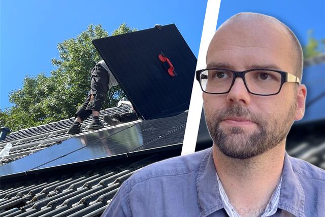 Fachleute installieren eine Photovoltaikanlage auf einem Dach in Castrop-Rauxel. Die Solarbranche erlebte 2023 einen Boom. Sebastian Land von der Gemeinschaftsenergie sieht trotzdem Probleme.