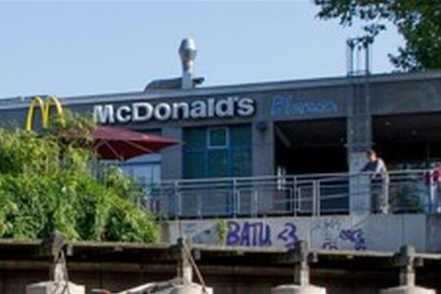 Fassade eines einstöckigen Gebäudes mit McDonald’s-Schild.