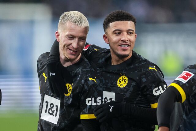 Jadon Sancho jubelt gemeinsam mit Marco Reus.