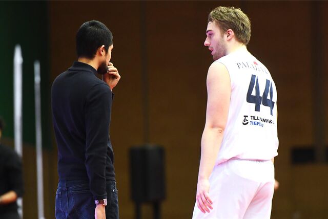 Basketball Regionalliga West Vestische Arena 6. Januar 2024. Lennard Kaprolat (Citybasket Recklinghausen) im Gespräch mit Trainer Dnesch Kubendrarajah.