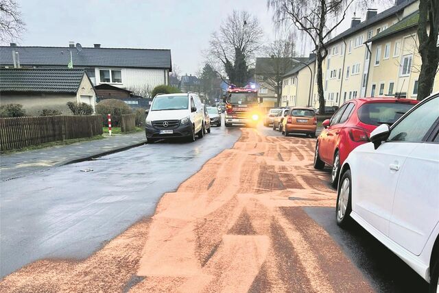 Eine breite Ölspur an der Husemannstraße in Waltrop.