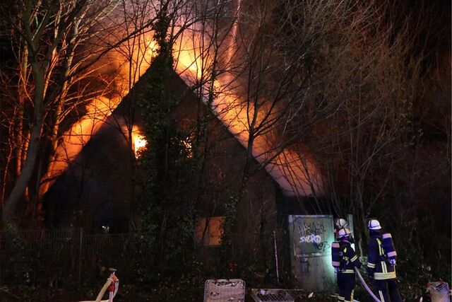 Das Obergeschoss des leerstehenden Wohnhauses stand komplett in Flammen.
