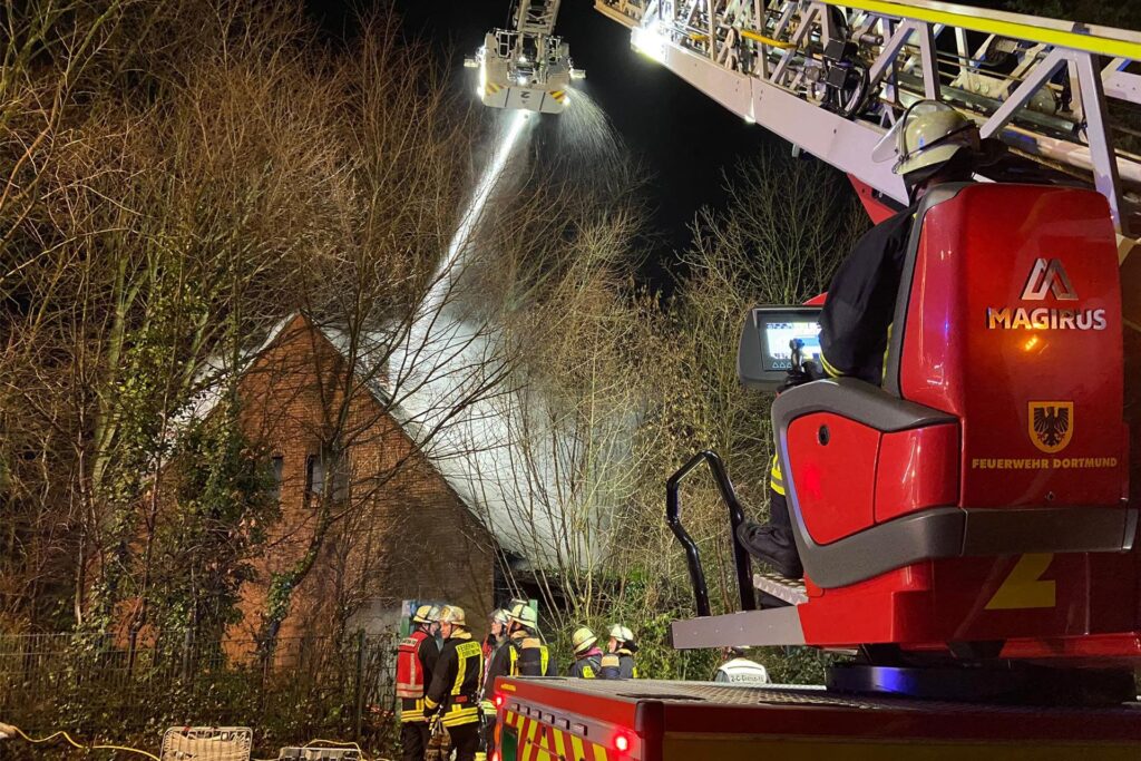 Mit insgesamt zwei Drehleitern löschte die Feuerwehr den Brand an der Kemminghauser Straße. Mit insgesamt zwei Drehleitern löschte die Feuerwehr den Brand an der Kemminghauser Straße.