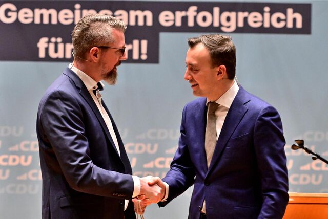 Beim Neujahrsempfang der Marler CDU begrüßt Stadtverbandsvorsitzender Thomas Terhorst (l.) den NRW-CDU-Generalsekretär Paul Ziemiak.
