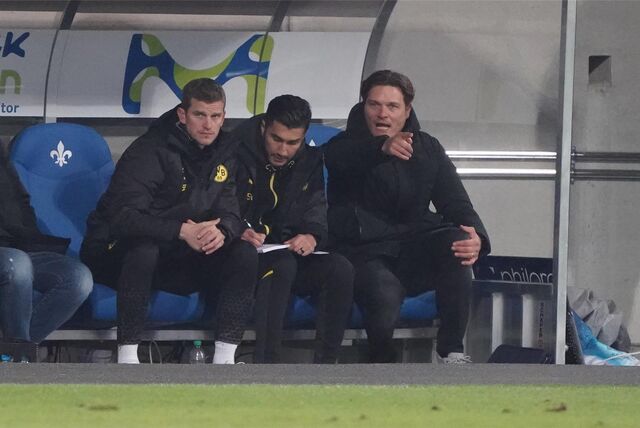 Sven Bender, Nuri Sahin und Edin Terzic sitzen auf der Bank.