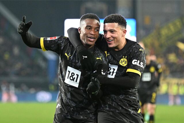 Jadon Sancho jubelt gemeinsam mit Youssoufa Moukoko.