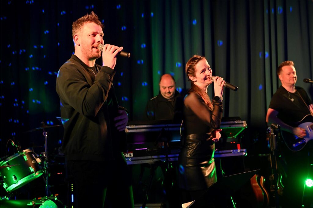 Beim Winterfest der Feuerwehr Polsum feierten alle Generation in der ausverkauften Mehrzweckhalle an der Bartholomäusschule mit der Band Splash eine beschwingte italienische Nacht.