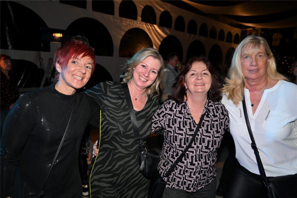 Beim Winterfest der Feuerwehr Polsum feierten alle Generation in der ausverkauften Mehrzweckhalle an der Bartholomäusschule mit der Band Splash eine beschwingte italienische Nacht.