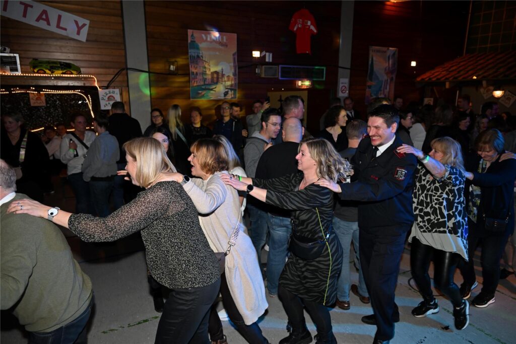 Beim Winterfest der Feuerwehr Polsum feierten alle Generation in der ausverkauften Mehrzweckhalle an der Bartholomäusschule mit der Band Splash eine beschwingte italienische Nacht.
