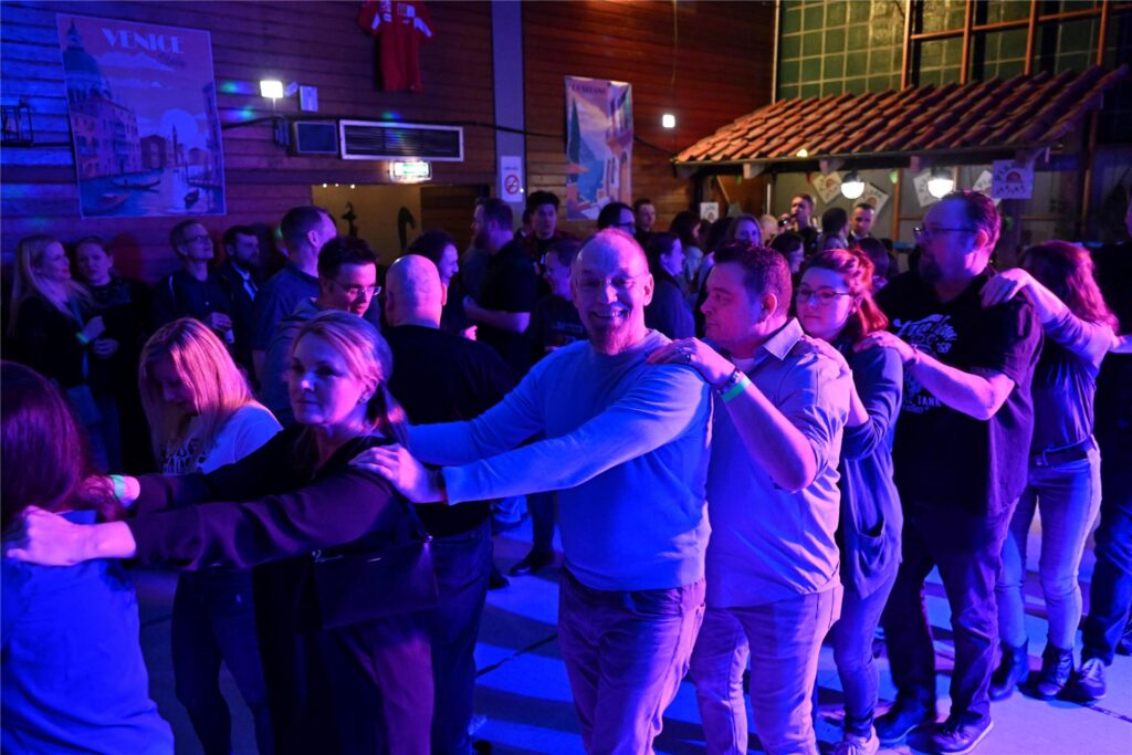 Beim Winterfest der Feuerwehr Polsum feierten alle Generation in der ausverkauften Mehrzweckhalle an der Bartholomäusschule mit der Band Splash eine beschwingte italienische Nacht.