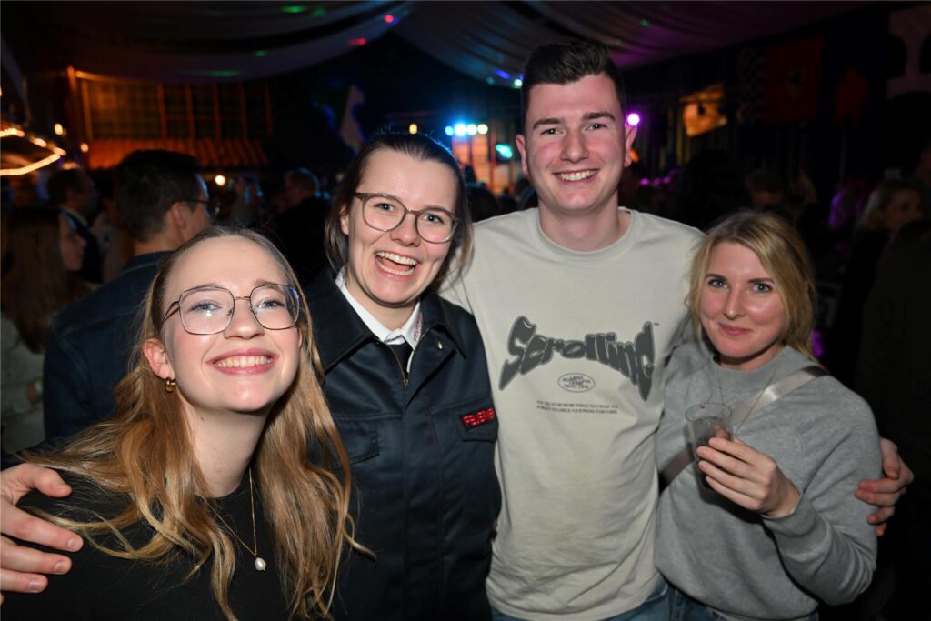 Beim Winterfest der Feuerwehr Polsum feierten alle Generation in der ausverkauften Mehrzweckhalle an der Bartholomäusschule mit der Band Splash eine beschwingte italienische Nacht.