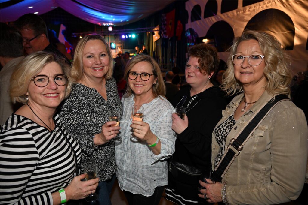 Beim Winterfest der Feuerwehr Polsum feierten alle Generation in der ausverkauften Mehrzweckhalle an der Bartholomäusschule mit der Band Splash eine beschwingte italienische Nacht.