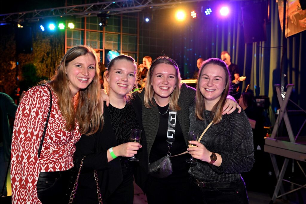 Beim Winterfest der Feuerwehr Polsum feierten alle Generation in der ausverkauften Mehrzweckhalle an der Bartholomäusschule mit der Band Splash eine beschwingte italienische Nacht.