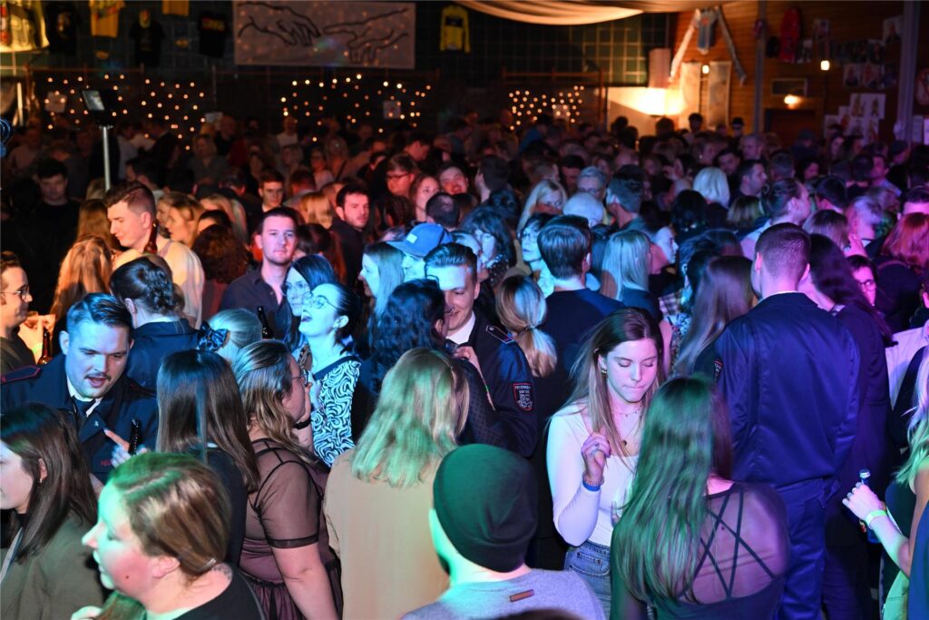 Beim Winterfest der Feuerwehr Polsum feierten alle Generation in der ausverkauften Mehrzweckhalle an der Bartholomäusschule mit der Band Splash eine beschwingte italienische Nacht.