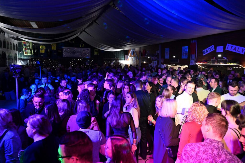 Beim Winterfest der Feuerwehr Polsum feierten alle Generation in der ausverkauften Mehrzweckhalle an der Bartholomäusschule mit der Band Splash eine beschwingte italienische Nacht.