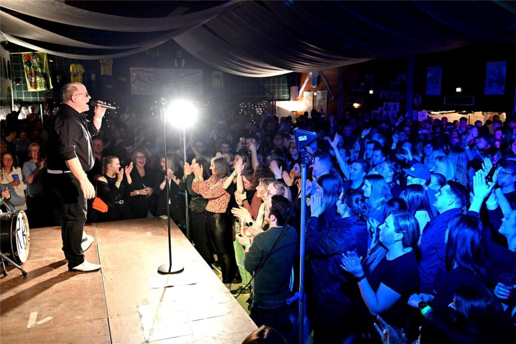Beim Winterfest der Feuerwehr Polsum feierten alle Generation in der ausverkauften Mehrzweckhalle an der Bartholomäusschule mit der Band Splash eine beschwingte italienische Nacht.