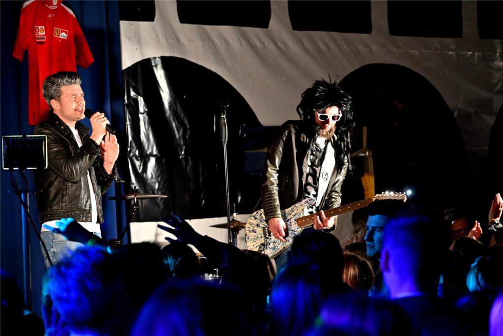 Beim Winterfest der Feuerwehr Polsum feierten alle Generation in der ausverkauften Mehrzweckhalle an der Bartholomäusschule mit der Band Splash eine beschwingte italienische Nacht.