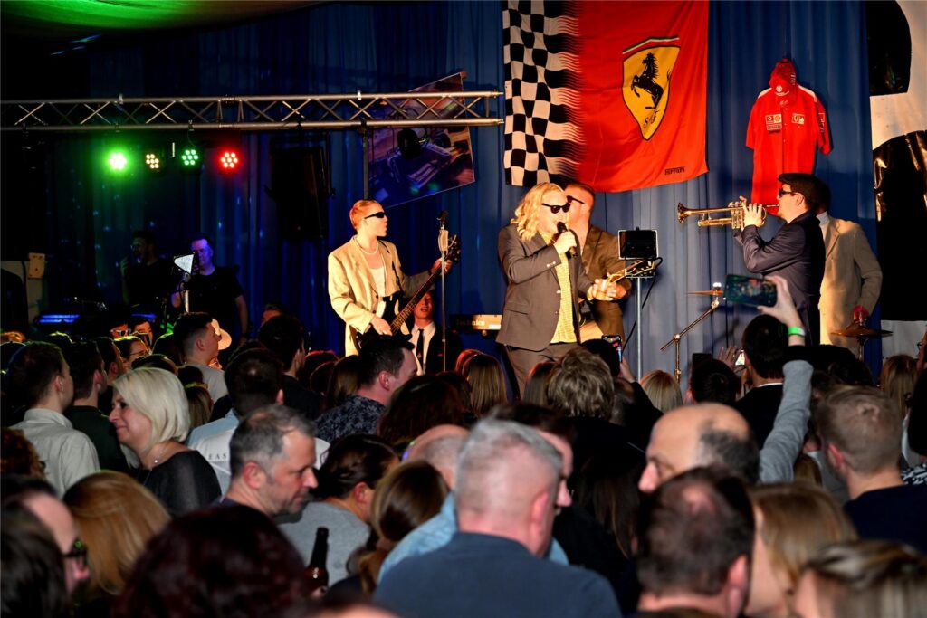 Beim Winterfest der Feuerwehr Polsum feierten alle Generation in der ausverkauften Mehrzweckhalle an der Bartholomäusschule mit der Band Splash eine beschwingte italienische Nacht.