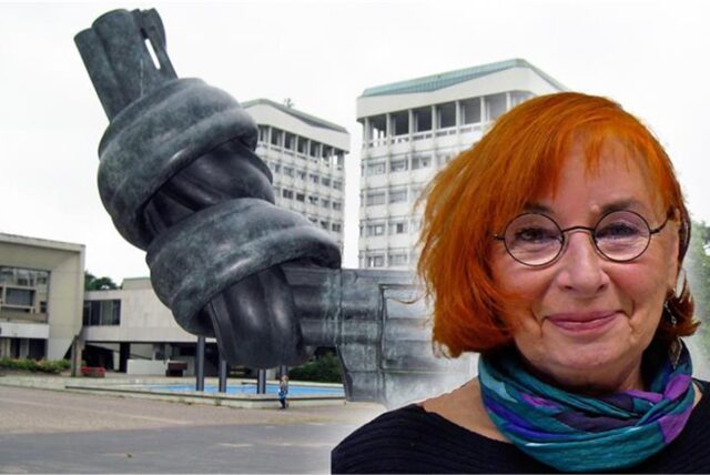 Ulla Fries-Langer, Sprecherin der Marler Initiative zum Frieden ruft zum Friedensmarsch für die Ukraine auf. Ziel ist der Revolver mit dem verknoteten Lauf auf dem Creiler Platz.