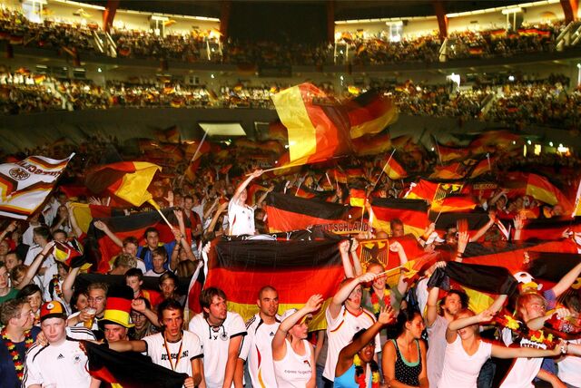 Voll bis unters Dach war die große Westfalenhalle beim Public Viewing zur WM 2006, wenn die deutsche Nationalmannschaft spielte – wie hier beim Achtelfinale gegen Schweden.