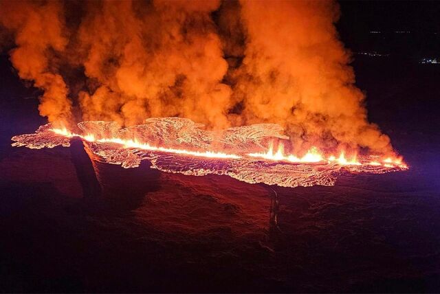 Auf diesem vom Isländischen Katastrophenschutz über AP zur Verfügung gestellten Foto, das vom Hubschrauber der Küstenwache aus aufgenommen wurde, ist die Lava beim Ausbruch des Vulkans zu sehen. Auf Island hat der zweite Vulkanausbruch innerhalb weniger Wochen begonnen.