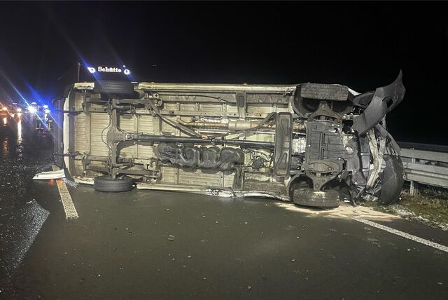 Ein Transporter ist auf der A31 am Montagmorgen umgekippt.