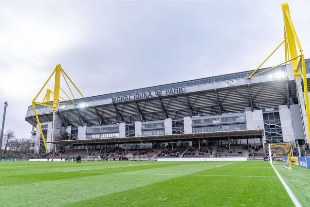 Die Haupttribüne des Stadions Rote Erde.