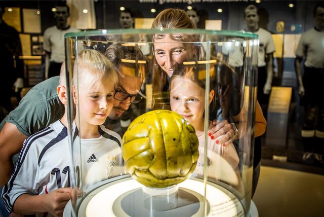 Das Deutsche Fußballmuseum pflegt eine langjährige Kooperation mit Sportartikelhersteller Adidas.