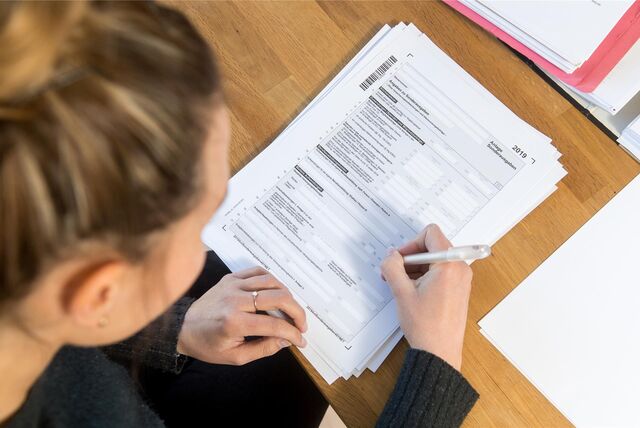 Die Steuererklärung ist eine ungeliebte Pflicht. Bei der Bearbeitung der Bescheide müssen Steuerpflichtige bei den Finanzämtern sehr unterschiedliche Wartezeiten in Kauf nehmen.