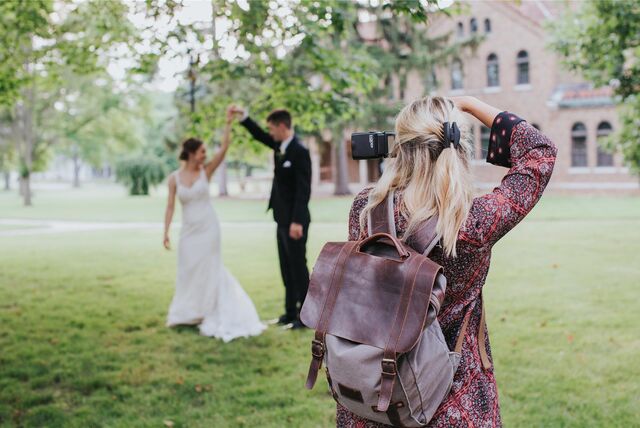 Eine Fotografin fotografiert ein tanzendes Brautpaar.