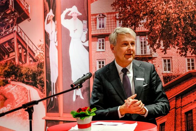 Dr. Peter Lucke, stellvertretender Vorstandsvorsitzender und Vertriebsvorstand für den Privat- und Firmenkundenbereich der Sparkasse Vest, hält in der Hauptstelle in Recklinghausen-Süd eine Rede.