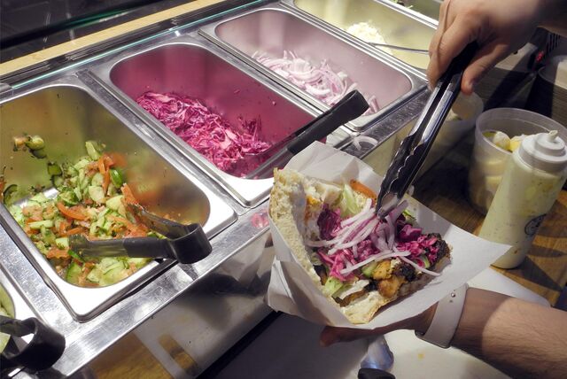 Jemand bereitet einen Döner zu.