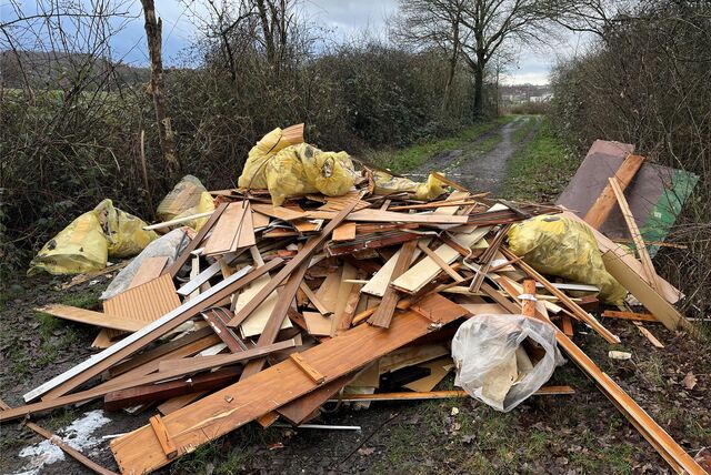 Wegen der illegalen Müllkippe gibt es gerade auf einem Feldweg zwischen Hof Schulte-Rauxel und der Oststraße kein Durchkommen mehr.