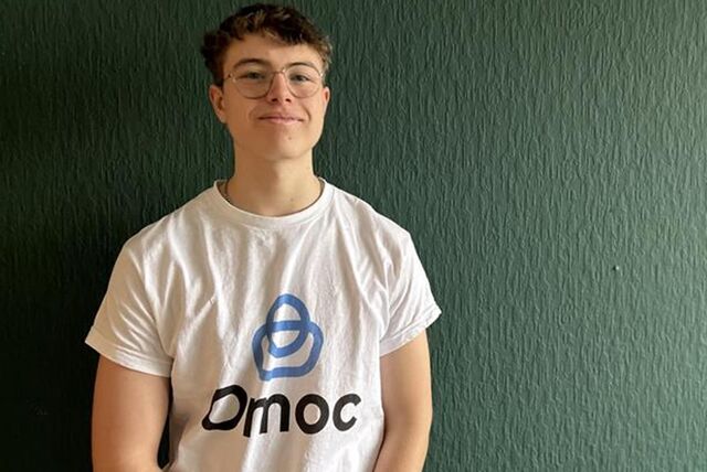Justus Bohr trägt ein T-Shirt seines Start-up-Unternehmens Omoc.