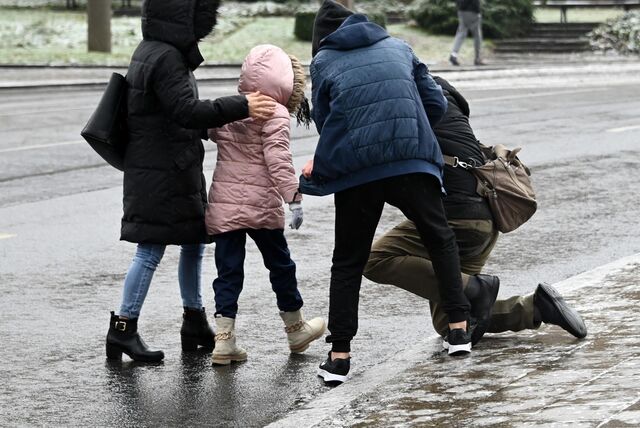 Glatteis – wie etwa am Freitag (12.1.) in Dortmund – kann zu schweren Stürzen führen (Symbolbild).