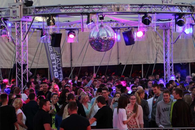 Viele Leute tanzen beim Sunset Beach Festival in Haltern